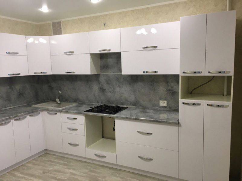 угловая белая кухня в Калининграде